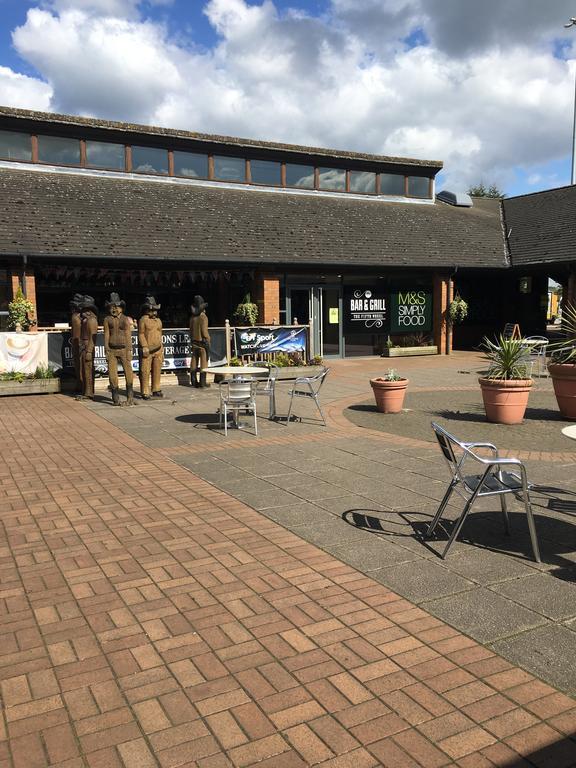 Warrington Motel, J20 M6 Lymm Services Eksteriør bilde